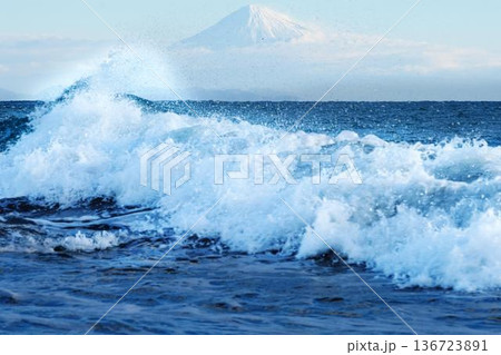 波と富士山　御前崎にて 136723891
