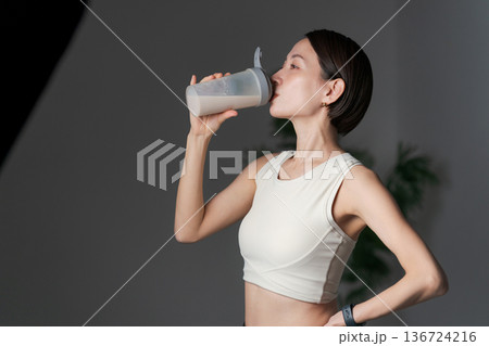 プロテインを飲む女性 136724216