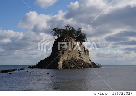 震災後の見附島（軍艦島） 136725027
