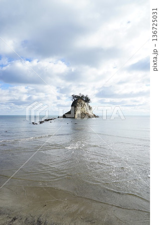 震災後の見附島（軍艦島） 136725031