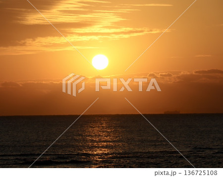 沖縄北谷町の海と美しい輝きの夕日風景｜観光・Web・広告背景素材 136725108