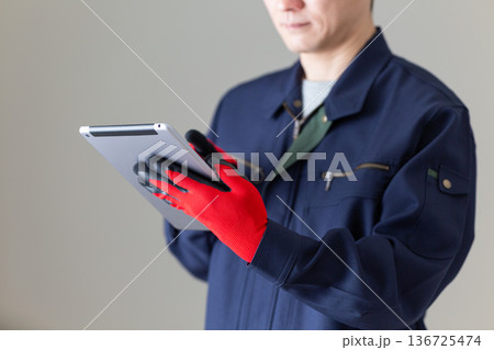 タブレットを持つ作業服のミドル男性ビジネスマン タブレットを持つ作業服のミドル男性ビジネスマン 136725474