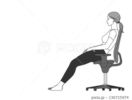 仙骨座り 骨盤後傾の姿勢で椅子に座る日本人女性のイラスト 全身横向き 136725974