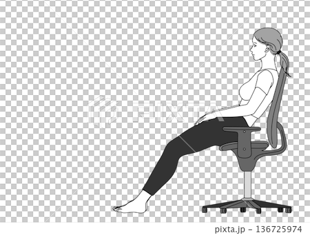 仙骨座り 骨盤後傾の姿勢で椅子に座る日本人女性のイラスト 全身横向き 136725974