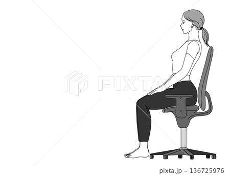 反り腰の姿勢で椅子に座る日本人女性のイラスト 全身横向き 136725976