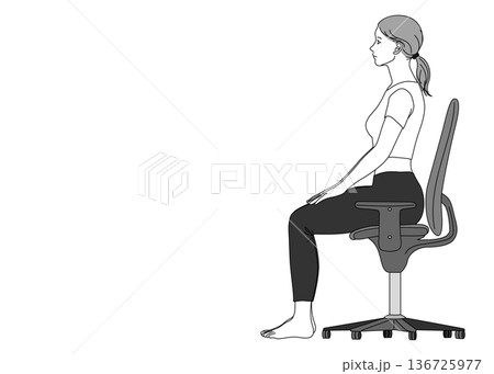 正しい姿勢で椅子に座る日本人女性のイラスト 全身横向き 136725977