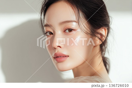 透明感があるアジアンビューティーな女性 136726010