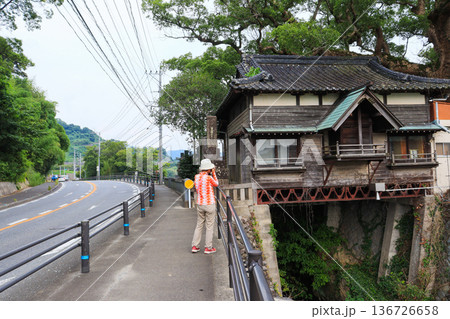 福岡県朝倉市の恵蘇八幡宮向いにある水神社と人物 136726658