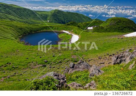 鳥海山・御浜付近から見る鳥海湖と雲海 136726672
