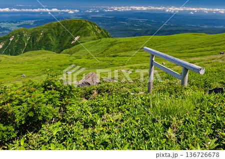 鳥海山・御浜の鳥居と日本海の眺め 136726678