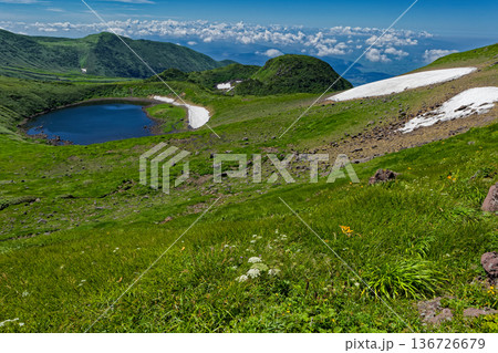 鳥海山・御浜付近から見る鳥海湖と雲海 鳥海山・御浜付近から見る鳥海湖と雲海 136726679