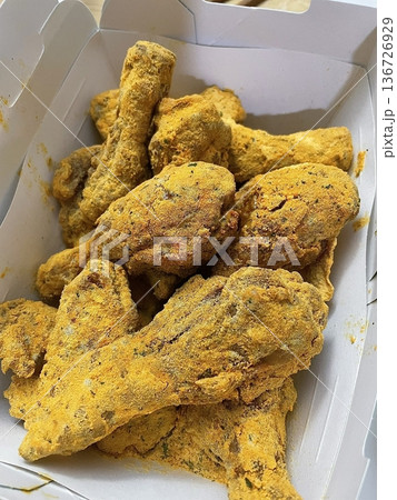 Crispy fried chicken with golden, crunchy skin and juicy, tender meat. A delicious and savory dish, perfect for any meal, served with dipping sauces or side dishes for extra flavor! Crispy fried chicken with golden, crunchy skin and juicy, tender meat. A delicious and savory dish, perfect for any meal, served with dipping sauces or side dishes for extra flavor! 136726929