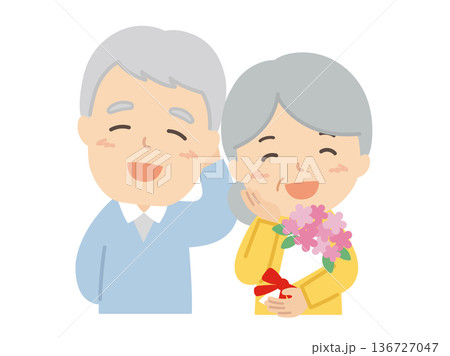 花束をもらう老夫婦 136727047