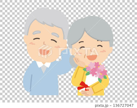 花束をもらう老夫婦 136727047