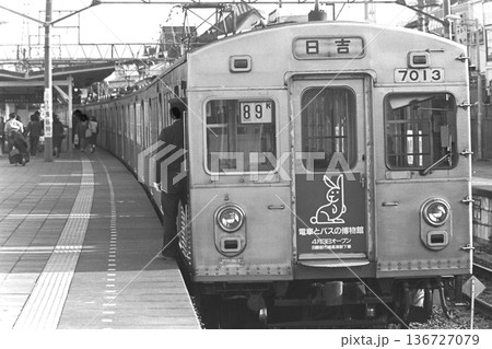 東急、地上時代の東横線田園調布駅、7000系7013他の日比谷線乗入編成、1982年4月10日 東急、地上時代の東横線田園調布駅、7000系7013他の日比谷線乗入編成、1982年4月10日 136727079