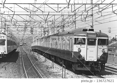 総武線の本八幡を行きかう113系快速と101系緩行、1982年4月11日 136727621