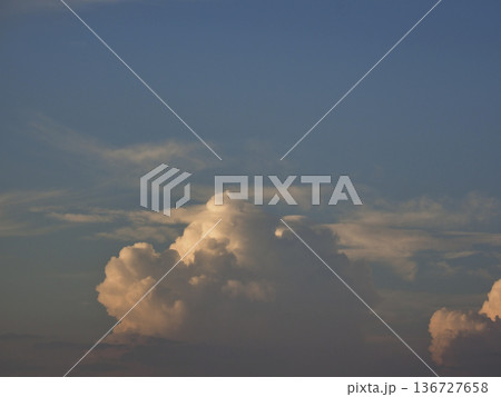 下からわき上がる積雲 下からわき上がる積雲 136727658
