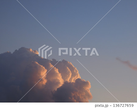 下からわき上がる積雲 下からわき上がる積雲 136727659