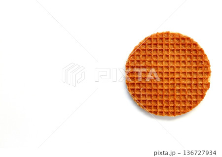 真上から見た白背景のストロープワッフル 136727934