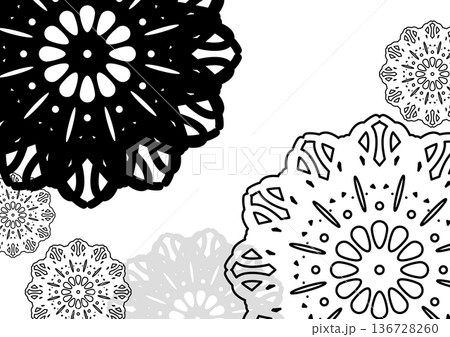 モノトーンのレース編み背景・繊細なドイリー模様の装飾テクスチャ・アンティーク風のレース装飾 136728260