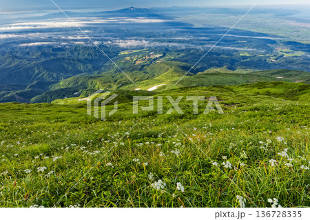 夏の鳥海山外輪山から望む月山と朝日連峰 夏の鳥海山外輪山から望む月山と朝日連峰 136728335