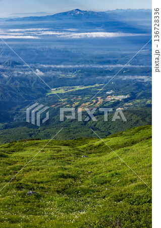夏の鳥海山外輪山から望む月山と朝日連峰 夏の鳥海山外輪山から望む月山と朝日連峰 136728336