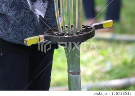 竹割り器で竹を割る女性 竹割り器で竹を割る女性 136728533