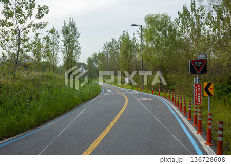 Han River bike path Han River bike path 136728608