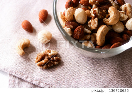 ナッツオイルでローストした無塩のミックスナッツ 136728626