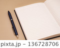 暖色の背景に映えるノートとペン 136728706