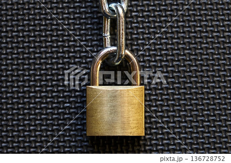 黒いマットの上の施錠された南京錠と鎖 136728752