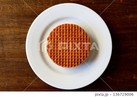 真上から見たテーブル背景のストロープワッフル 136729006