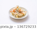 小鉢に盛られた手作りポテトサラダ 136729233