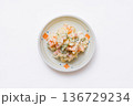小鉢に盛られた手作りポテトサラダ 136729234