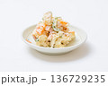 小鉢に盛られた手作りポテトサラダ 136729235