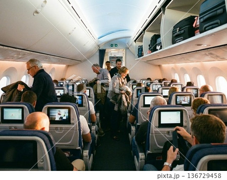 搭乗中の飛行機機内 136729458