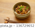 木目調テーブルに置かれた牛丼と箸の和食イメージ 136729652