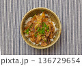 小ネギを散らした美味しそうな牛丼のクローズアップ 136729654