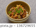 小ネギを散らした美味しそうな牛丼のクローズアップ 136729655