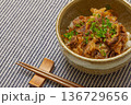 小ネギを散らした美味しそうな牛丼と箸の和食のクローズアップ 136729656