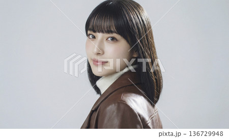茶色のレザージャケットを着て振り返るボブヘアの日本人女性 茶色のレザージャケットを着て振り返るボブヘアの日本人女性 136729948
