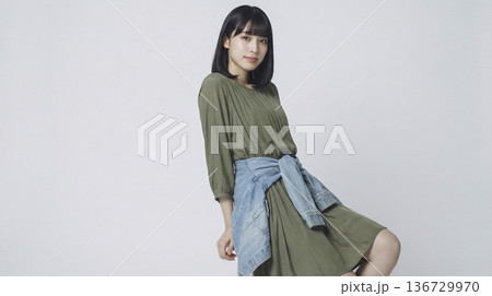 カーキのワンピースにデニムシャツを腰巻きした日本人女性 136729970