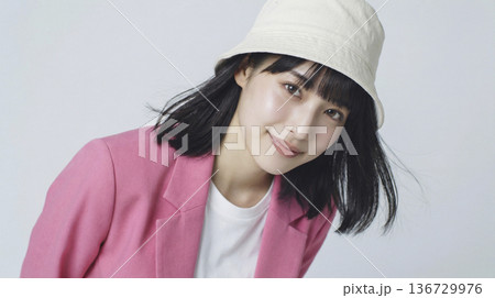 ピンクのジャケットと白い帽子を被り微笑む日本人女性の接写 136729976
