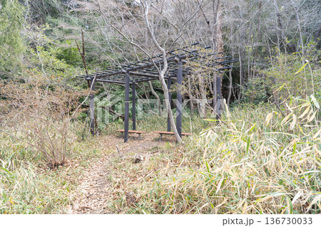 高安山の登山口にある休憩所(生駒山地) 高安山の登山口にある休憩所(生駒山地) 136730033