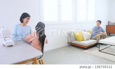 家族の会話 ミシン イメージ 家族の会話 ミシン イメージ 136730112