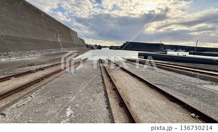 冬の漁港と空のある風景 136730214