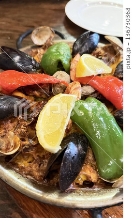 スペイン料理　魚介のパエリア 136730368