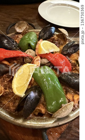 スペイン料理　魚介のパエリア 136730369