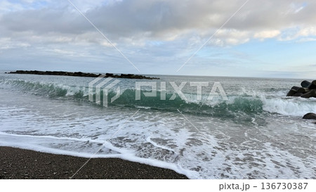 打ち寄せる波 打ち寄せる波 136730387
