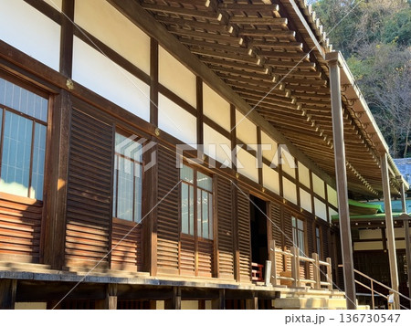 黄金色の草原と続く一本道のある山間の風景 黄金色の草原と続く一本道のある山間の風景 136730547